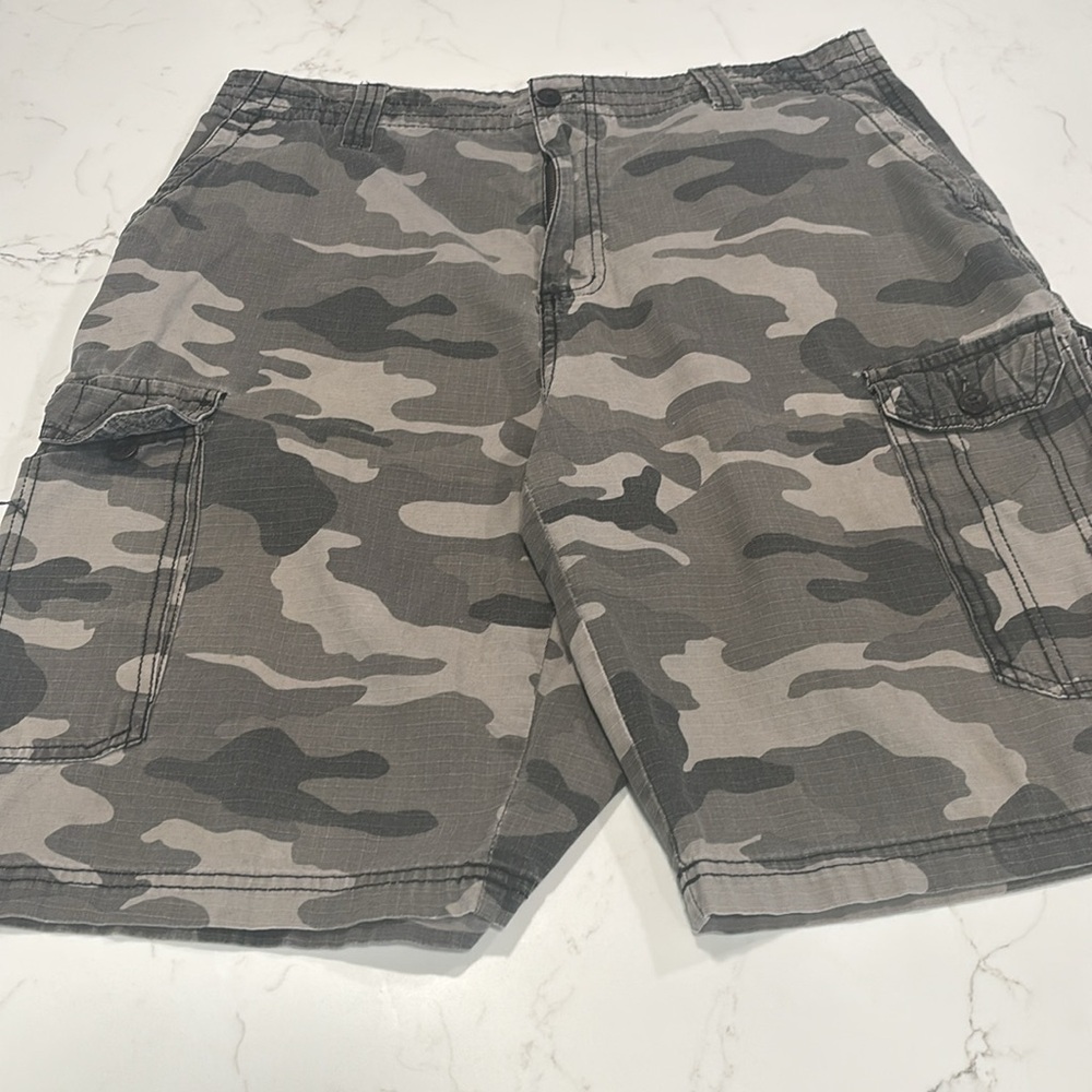Goodfellow & Co Black Tee and Airwalk Camo Shorts Set - Picture 7 of 7